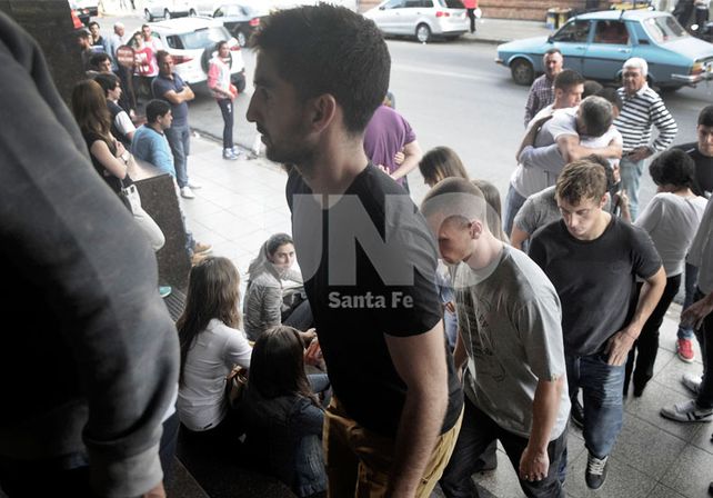 El plantel y los dirigentes de Lanús llegaron a Santa Fe para despedir a Diego Barisone