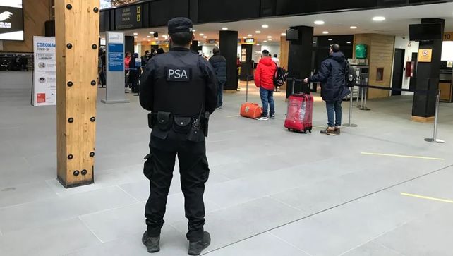 Denuncia periodística indica que habrían liberado controles de Aduana a una mujer que trajo incontables valijas en un vuelo privado desde Miami