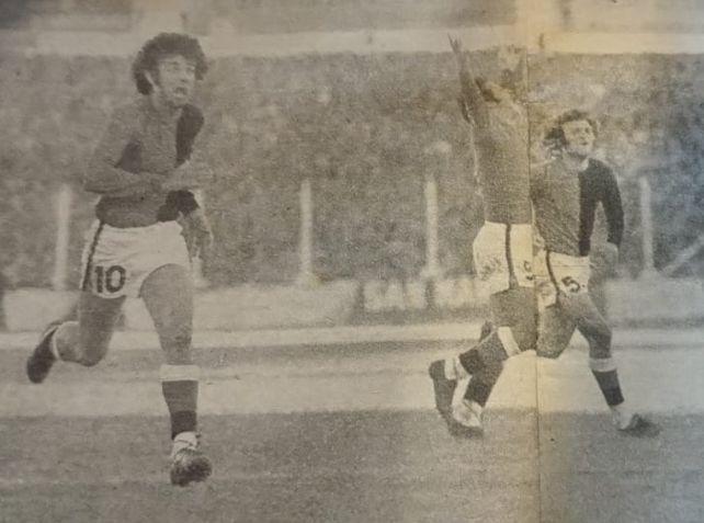 Zanabria corre hacia la tribuna (El Gráfico) junto a Obberti y Berta tras el golazo.