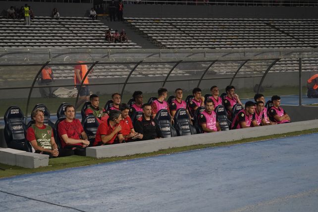 Newells reaccionó tarde e Instituto lo venció con contundencia por 3 a 1
