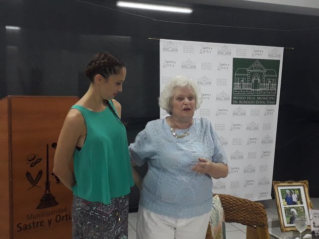 La actual directora del Museo Municipal Dr. Rodolfo Doval Fermi y la autora del libro