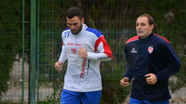 Gonzalo Cozzoni (a la izquierda) finalizó entrenando ayer en forma diferenciada. &nbsp;