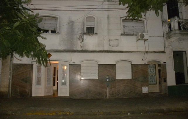 En San Juan al 400 encontraron a dos clientes en pleno acto sexual.