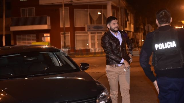 El ministro Pullaro al arribar esta noche al lugar del ataque.