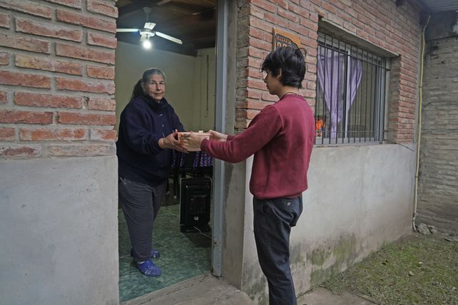 La comida llega a los vecinos gracias al esfuerzo de los voluntarios y las donaciones anónimas de alimentos.