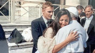 En su luna de miel, Gabriela pudo abrazar al Papa en la plaza San Pedro