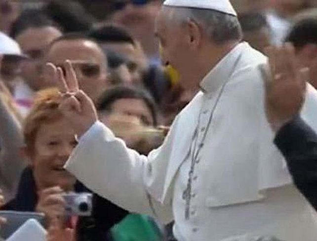 Con los dedos. Francisco se dirigió a un hincha de Boca que lo saludó.