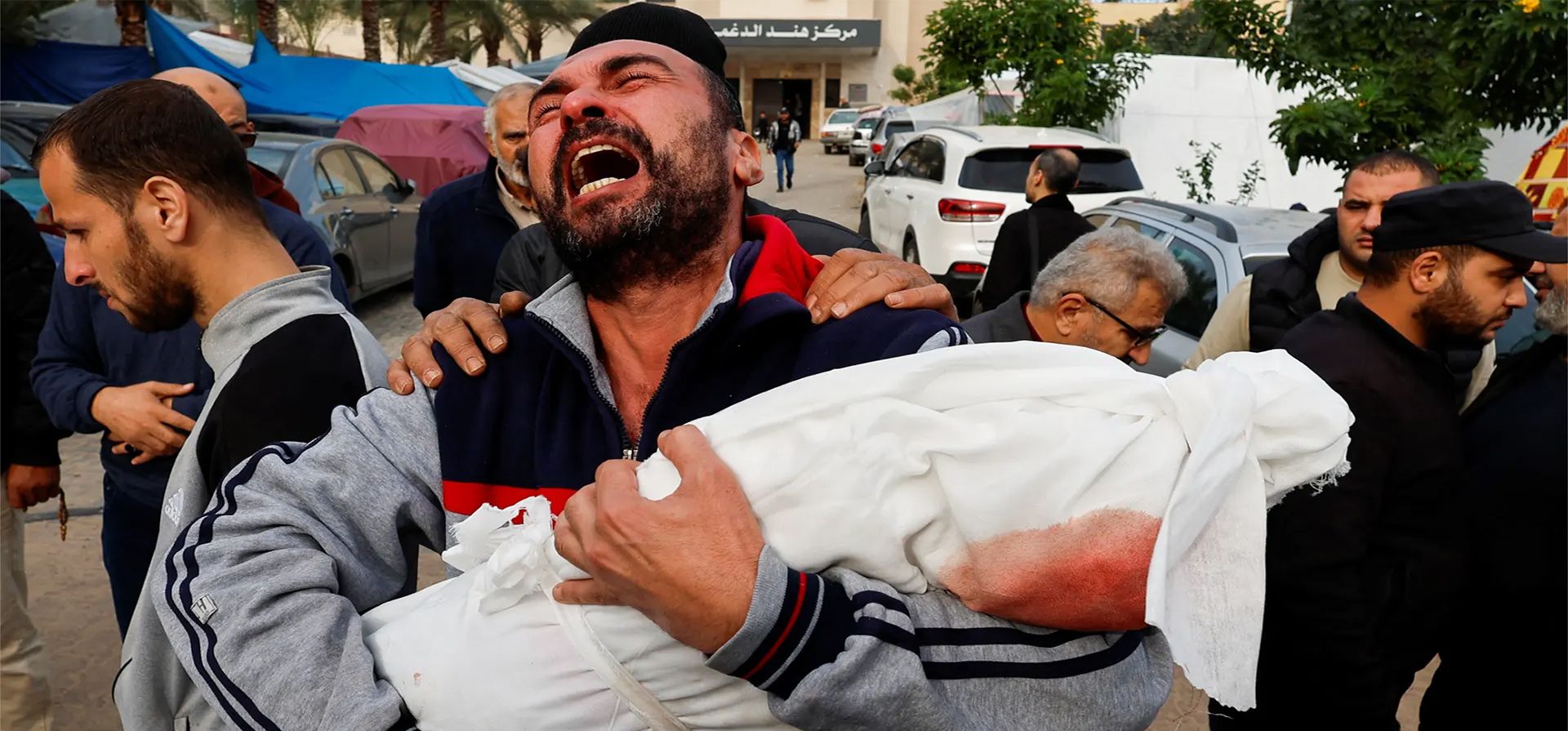Un palestino lleva el cuerpo de su sobrina Hanan Kaloob, que murió en un ataque israelí, en el hospital Nasser, Khan Younis, Franja de Gaza. Fotografía: Mohammed Salem/Reuters Un palestino lleva el cuerpo de su sobrina Hanan Kaloob, que murió en un ataque israelí, en el hospital Nasser, Khan Younis, Franja de Gaza. Fotografía: Mohammed Salem/Reuters