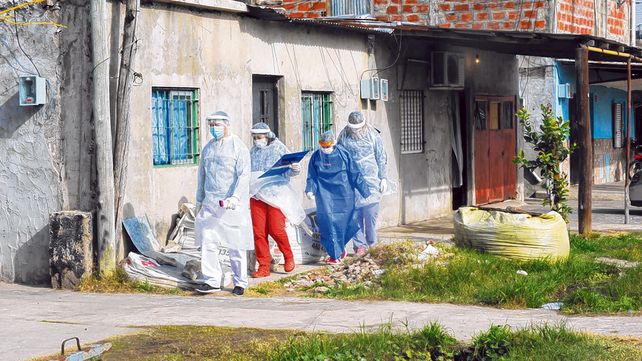 Bajo la lupa. Los equipos sanitarios intensificar&aacute;n la b&uacute;squeda de casos de Covid-19 en las barriadas rosarinas.