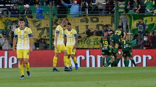 Los jugadores de Defensa celebran frente al fastidio de los canallas.