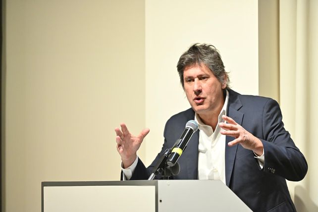 El intendente de Funes, Roly Santacroce, durante la reunión.