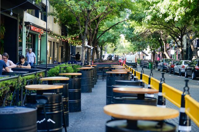 Rosario. Piden eliminar las «islas» con mesas y sillas en la calle de las áreas gastronómicas