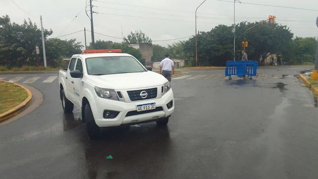 Personal de la Dirección de Protección Civil de la Municipalidad de Paraná recorre la ciudad durante la tormenta para evaluar los daños