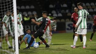 Fernando Cardozo frente a Tomás Casas. En esta imagen no pudo el jugador de Newells, pero en los penales convirtió y fue el triunfo sobre Kimberley.
