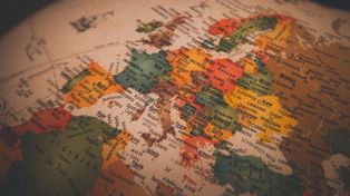¿Qué sitios y documentación no pueden faltar en un viaje por Europa?