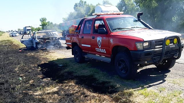 Por motivos que se peritan un automóvil Audi Q5 tomó fuego en el kilómetro 117 de la ruta nacional 12