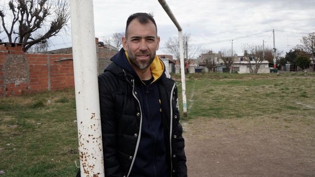 César Chelito Delgado en una cancha del barrio Las Flores