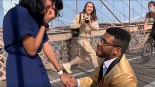 El viral del momento: propuesta de matrimonio (blooper incluido) en el puente de Brooklyn