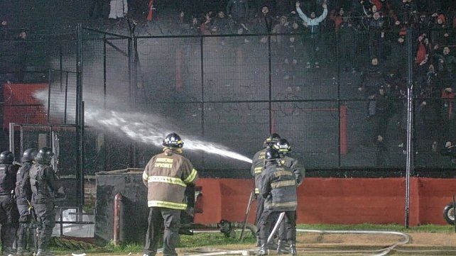 VIDEO: los incidentes entre hinchas de Colón y la policía VIDEO: los incidentes entre hinchas de Colón y la policía