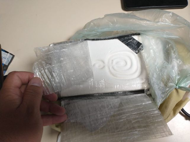 La pasajera llevaba un ladrillo de cocaína que pesó cerca de un kilo.