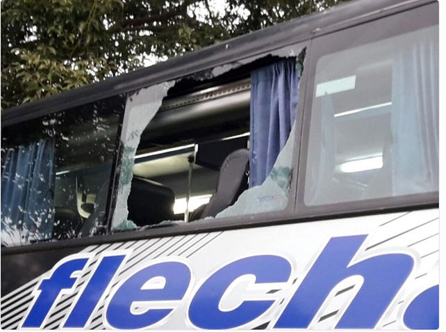 Rompieron un vidrio del micro que trasladaba a los jugadores de Unión