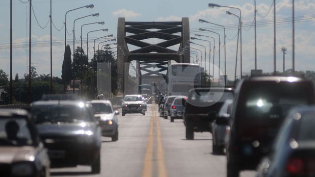 Carretero. El viejo puente se ve colapsado varias veces al día en horarios pico