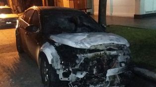 Quemaron dos autos durante la madrugada en la ciudad