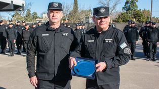 El inspector Gustavo César Urbanek (izquierda), nuevo jefe de la Unidad Operacional de Seguridad Preventiva (UOSP)Rosario, y su antecesor, el inspector Alejandro Silva.