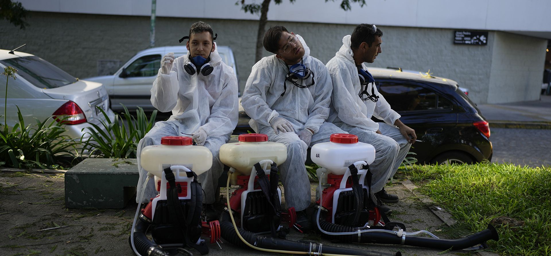 Una brigada que fumiga para combatir el dengue en medio de un aumento de casos en todo el país descansa en un parque donde están fumigando en Buenos Aires, Argentina, el martes 26 de marzo de 2024. (Foto AP/Natacha Pisarenko) Una brigada que fumiga para combatir el dengue en medio de un aumento de casos en todo el país descansa en un parque donde están fumigando en Buenos Aires, Argentina, el martes 26 de marzo de 2024. (Foto AP/Natacha Pisarenko)