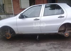 Le robaron las ruedas del auto en la puerta de su casa