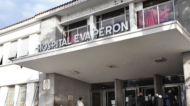 Sabrina M., la mujer baleada anoche en Nuevo Alberdi pelea por su vida en el Hospital Eva Perón.