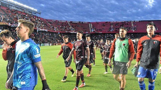 Colón igualó 0-0 con Deportivo Morón y le alcanzó para mantener la categoría.