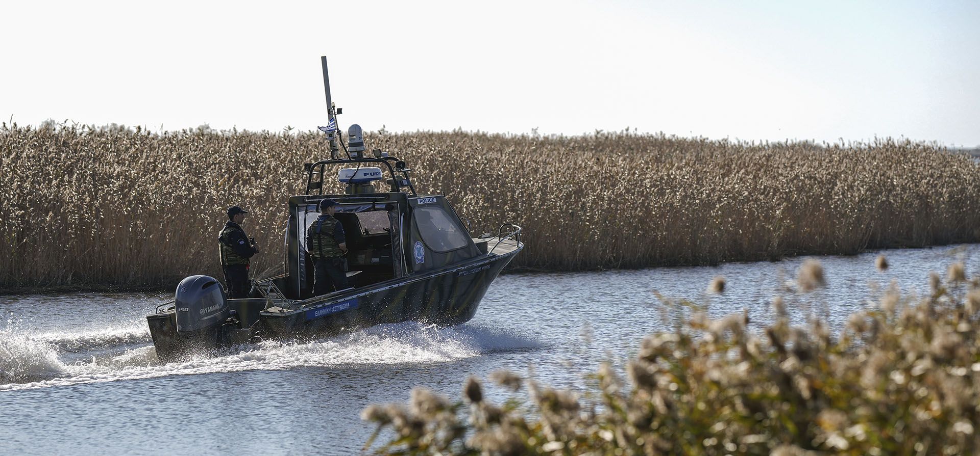 Guardias fronterizos de la policía patrullan en un bote a lo largo del río Evros, que forma una frontera natural entre Grecia y Turquía. Grecia está planeando una gran extensión de un muro de acero a lo largo de su frontera con Turquía en 2023. (AP Photo/Petros Giannakouris)