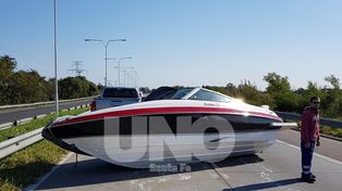 Una lancha en el medio de la ruta 168