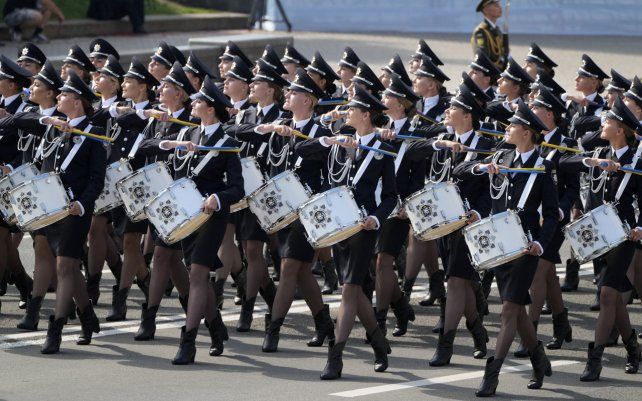 Mujeres militares tocando el redoblante marchan a lo largo de la calle principal Khreshchatyk durante un desfile militar para celebrar el Día de la Independencia en Kiev, Ucrania, el martes 24 de agosto de 2021. Ucrania conmemora el 30 aniversario de su independencia.
