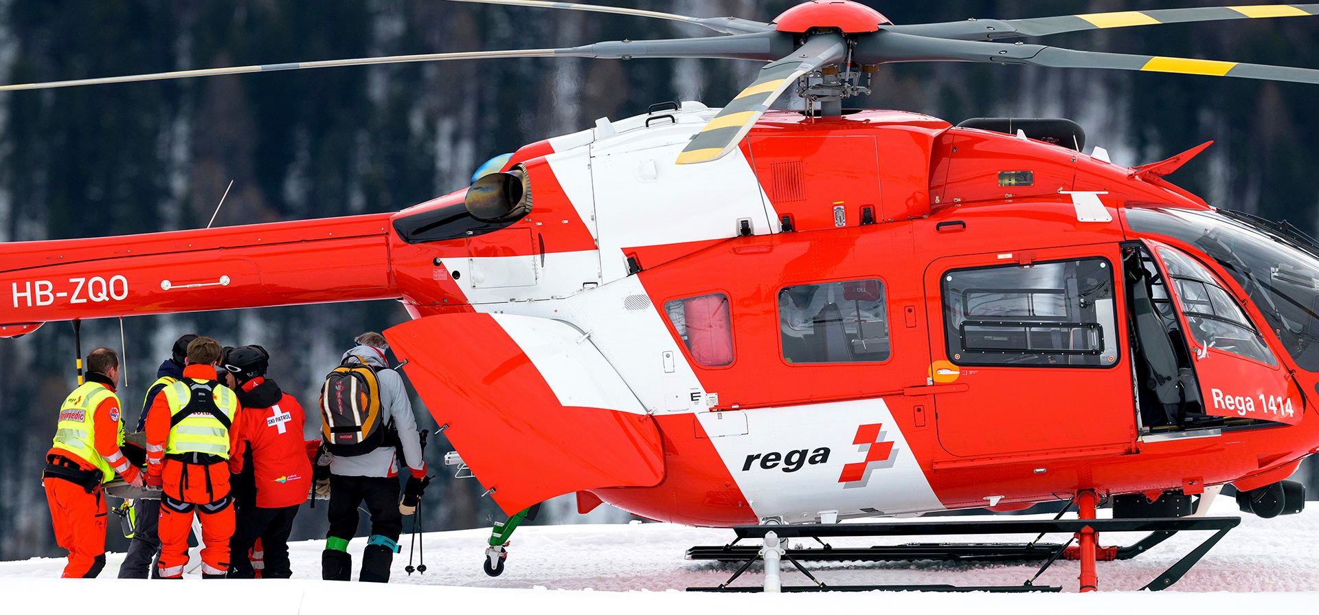 Michelle Gisin, de Suiza, es trasladada en camilla tras sufrir una caída durante un entrenamiento de esquí alpino en descenso para la Copa del Mundo Femenina, en St. Moritz, Suiza, el jueves 11 de diciembre de 2025. (Keystone vía AP) Michelle Gisin, de Suiza, es trasladada en camilla tras sufrir una caída durante un entrenamiento de esquí alpino en descenso para la Copa del Mundo Femenina, en St. Moritz, Suiza, el jueves 11 de diciembre de 2025. (Keystone vía AP)