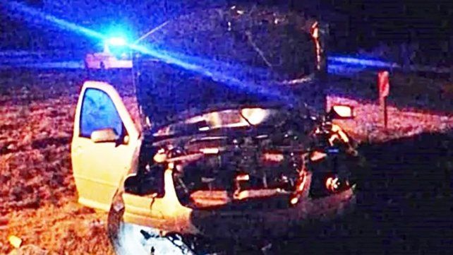 Un auto que se dirigía a Sauce de Luna despistó en la rotonda de las rutas 127 y 6 que carece de iluminación. Cuatro personas resultaros heridas