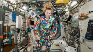 Una astronauta de la Nasa usará en el espacio un traje pintado por niños con cáncer