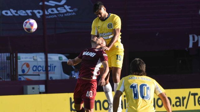 Facundo Mallo despeja de cabeza. El central uruguayo fue uno de los poquitos que sacó un aprobado.