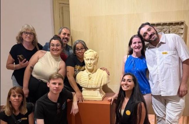 Equipo de Proyecto Espuma junto al busto de jabón del brigader Estanislao López.