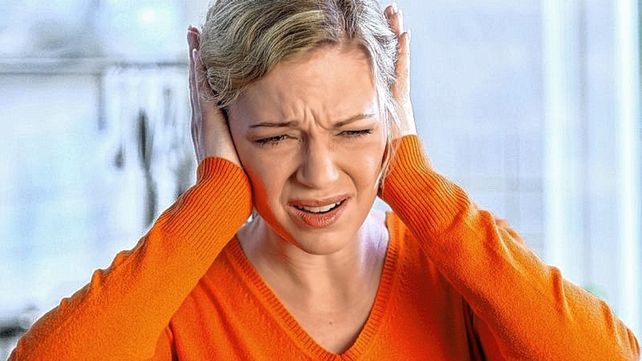 Ómicron tiene otro síntoma que solo el paciente puede oír