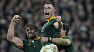 Campeones. Jesse Kriel y Eben Etzebeth dan rienda suelta a la locura contenida. Y no era para menos. Volvieron a ser campeones. El mundo del rugby, a los pies de los Springboks.