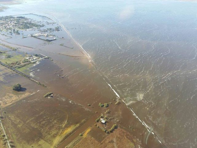 Superada. La defensa cedió ante el agua. (Gentileza FM Dale! de Venado Tuerto)