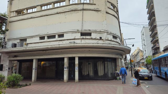 Las letras que componían el nombre arribo y que se lucían en el frente del inmueble ya fueron extraídas. 