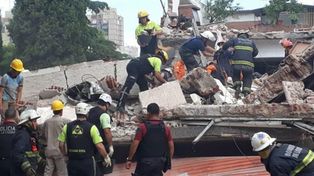 Un muerto y ocho heridos al colapsar un edificio