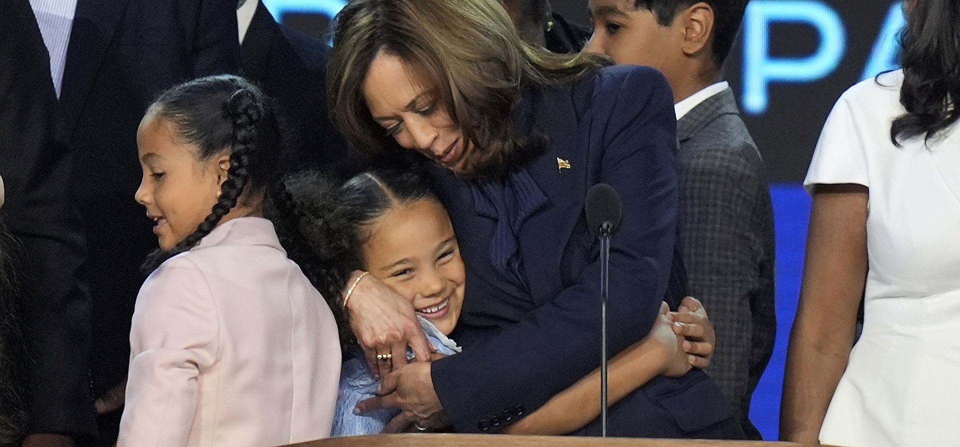 La candidata presidencial demócrata a la vicepresidenta Kamala Harris (derecha) abraza a su sobrina nieta Leela Ajagu, rodeada de su familia, durante la Convención Nacional Demócrata el jueves 22 de agosto de 2024 en Chicago. (Foto AP/J. Scott Applewhite) La candidata presidencial demócrata a la vicepresidenta Kamala Harris (derecha) abraza a su sobrina nieta Leela Ajagu, rodeada de su familia, durante la Convención Nacional Demócrata el jueves 22 de agosto de 2024 en Chicago. (Foto AP/J. Scott Applewhite)