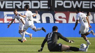 Recuperar la memoria. Ramiro Sordo grita su tanto en la goleada 3 a 0 ante San Lorenzo en el Nuevo Gasómetro. Se le acercan Cristian Ferreira y Jorge Recalde.&nbsp;