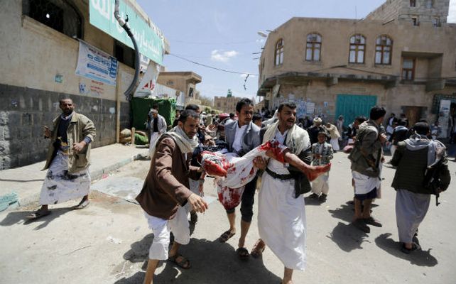 Al menos 140 muertos en atentados suicidas contra mezquitas en Yemen Al menos 140 muertos en atentados suicidas contra mezquitas en Yemen