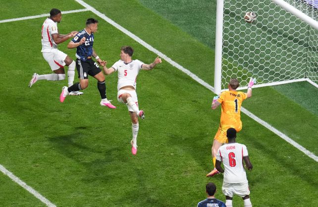 Hecho un Toro. Lautaro ya conectó de cabeza tras el centro de Messi y anota el gol del triunfo, el del pase a la final.