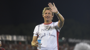 Gabriel Heinze debuta en casa ante Vélez, club al que dirigió. Newells irá por la primera victoria.